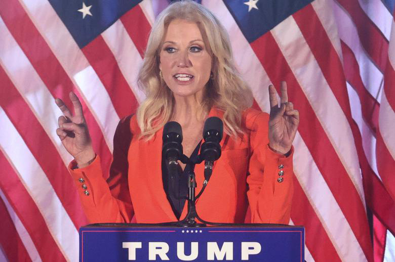 Cựu cố vấn Nhà Trắng Kellyanne Conway tại sự kiện tranh cử cùng với Đệ nhất phu nhân Melania Trump ở Atglen, bang Pennsylvania, ngày 27/10.