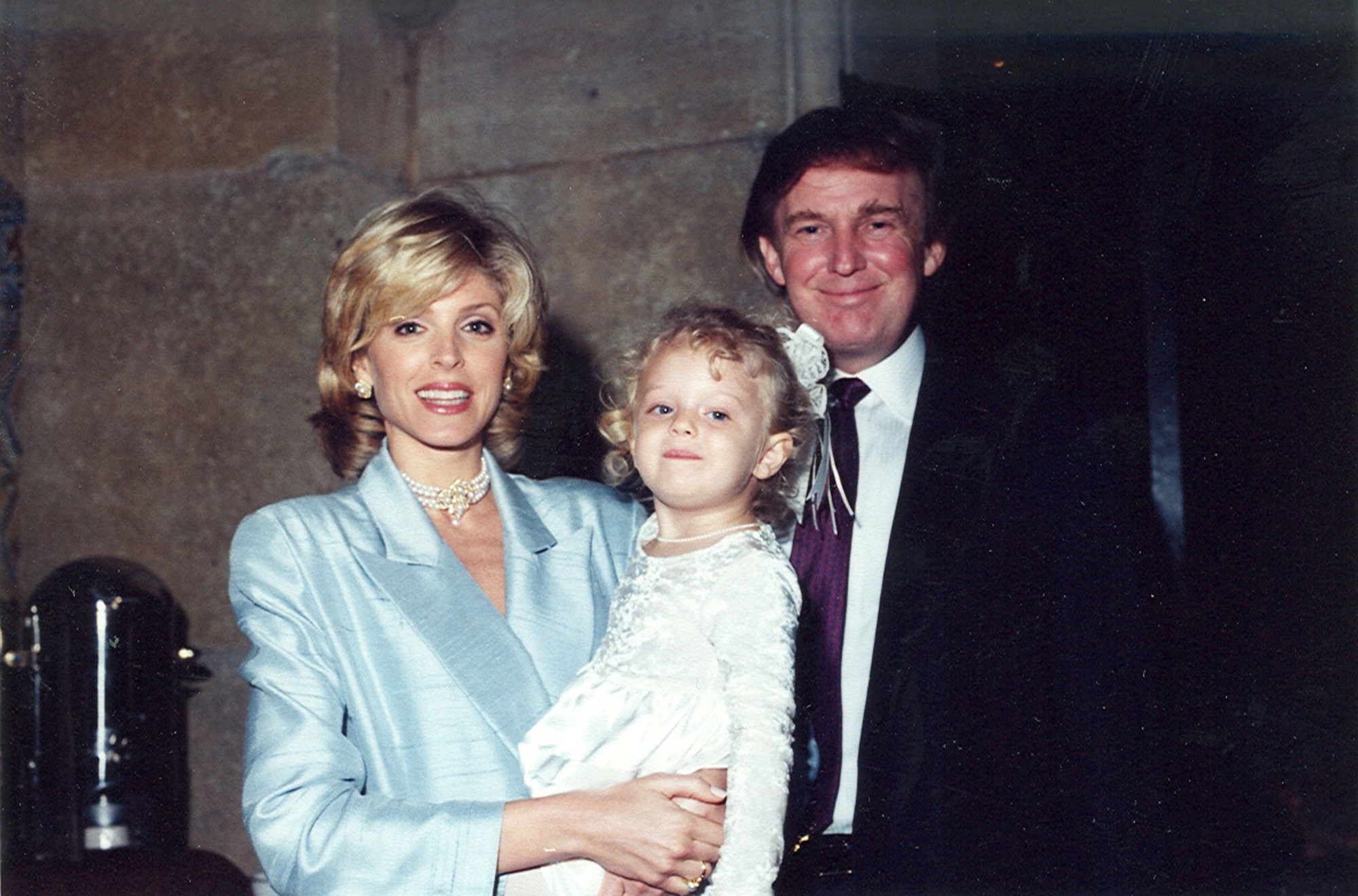Bà Marla Maples chụp cùng chồng và con gái Tiffany Trump tại khu nghỉ dưỡng Mar-a-Lago, Palm Beach, bang Florida năm 1996 - Ảnh: Getty Images.