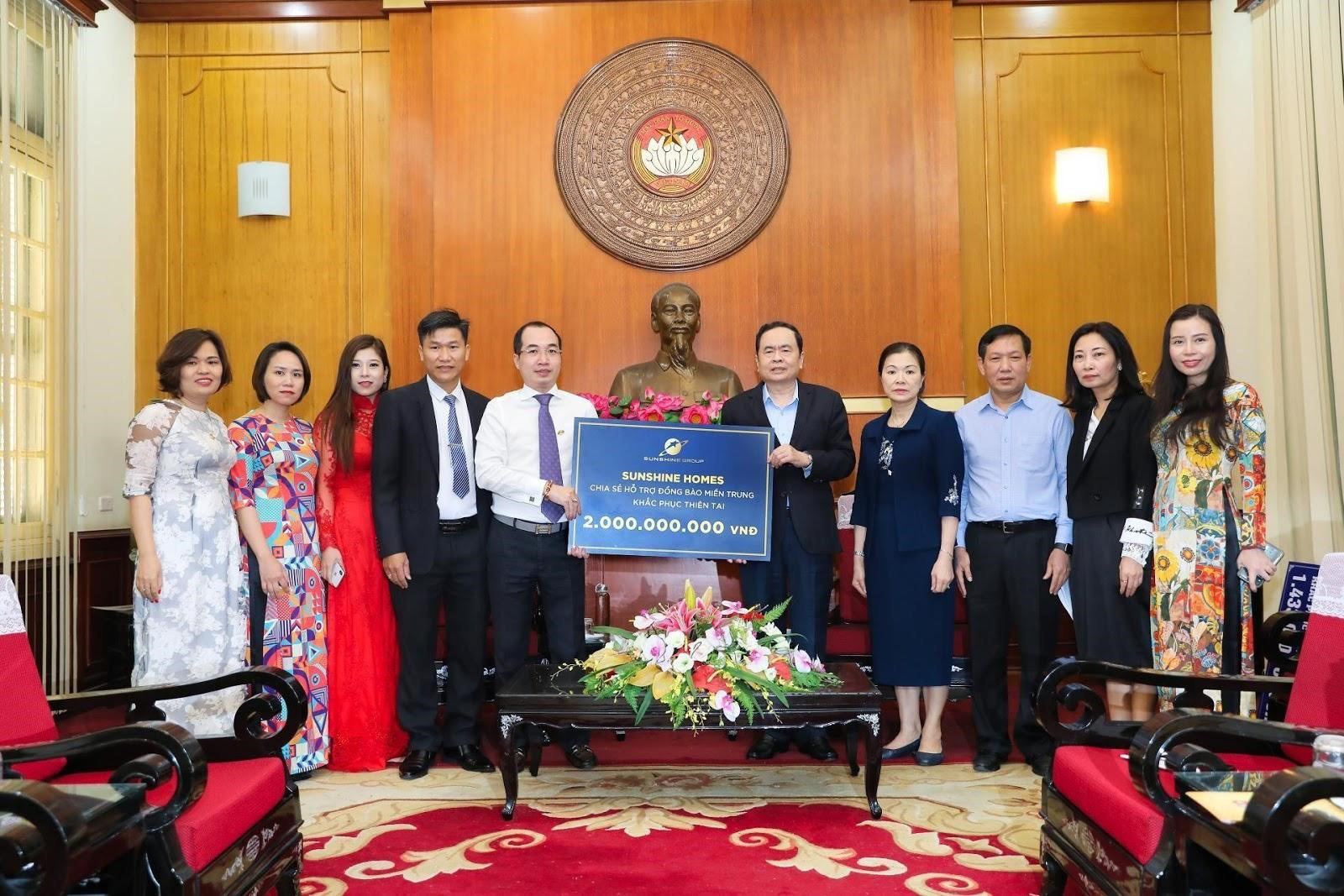 Sunshine Group trao 2 tỷ đồng tới Mặt trận Tổ quốc Việt Nam quyên góp cho người dân vùng lũ.