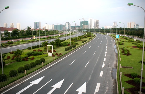 Đại lộ Thăng Long dài hơn 20 km, và mỗi năm tốn khoảng 53 tỷ đồng tiền cắt cỏ, tỉa cây.<br>