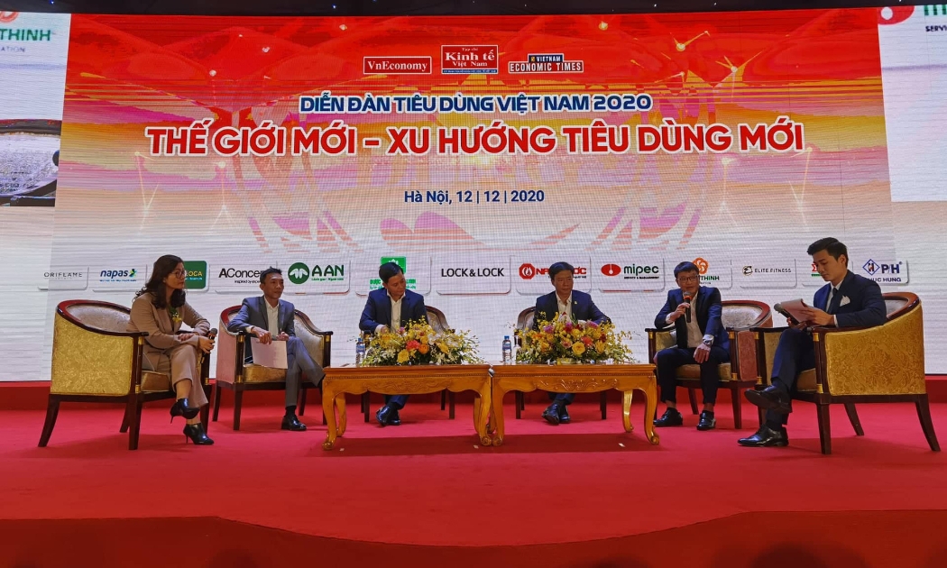 Các diễn giả tham gia toạ đàm tại chương trình Tin dùng Việt Nam năm 2020 do Tạp chí Kinh tế Việt Nam tổ chức ngày 12/12.
