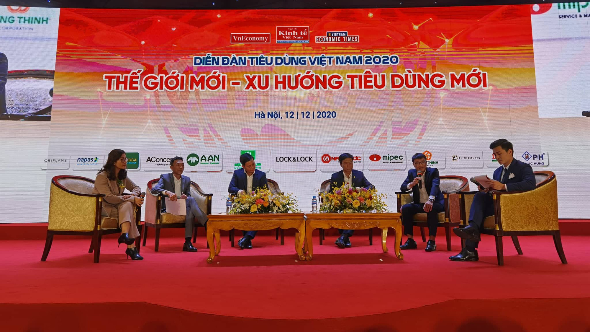 Các diễn giả tham gia toạ đàm tại chương trình Tin dùng Việt Nam năm 2020 do Tạp chí Kinh tế Việt Nam tổ chức ngày 12/12.