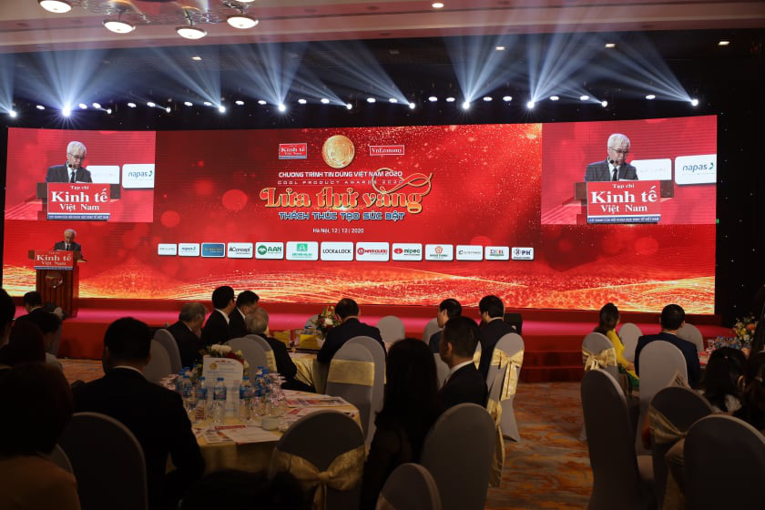 Trong khuôn khổ sự kiện, Chương trình Tin Dùng Việt Nam 2020 vinh danh 100 thương hiệu sản phẩm - dịch vụ xuất sắc vượt qua hàng nghìn đề cử trong 10 tháng khảo sát từ tháng 1-11/2020. Đây là 100 thương hiệu được chọn ra từ trên 6.790 sản phẩm – dịch vụ được đề cử. Sản phẩm - dịch vụ bình chọn được chia theo 6 nhóm ngành chính gồm Tài chính, ngân hàng, bảo hiểm; Thực phẩm, đồ uống và dịch vụ bán lẻ; Sản phẩm gia dụng, nội ngoại thất, bất động sản; Chăm sóc sức khoẻ - làm đẹp; Vận chuyển, nghỉ dưỡng, ẩm thực; và Giáo dục, công nghệ, viễn thông.