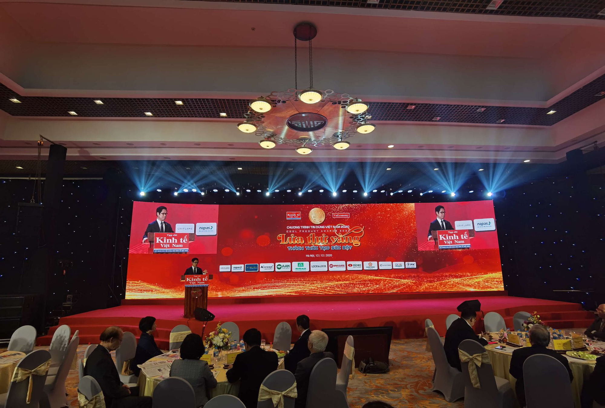 Ông Vũ Tiến Lộc – Chủ tịch VCCI phát biểu chào mừng chương trình và chúc mừng cộng đồng doanh nghiệp ngành hàng tiêu dùng đã có một năm nỗ lực vượt khó.