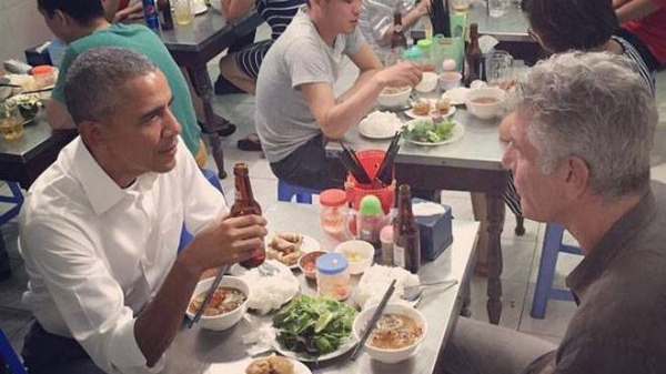 Ngày đầu bận rộn của ông Obama tại Việt Nam