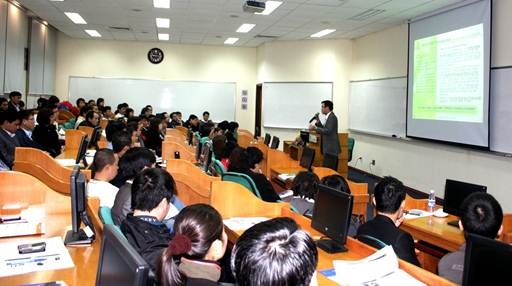 Ngày 19/5 vừa qua, Viện Quản trị kinh doanh (FSB) - Đại học FPT đã tổ chức buổi hội thảo “Giải pháp đột phá về marketing và sales, những điều trường Havard chưa dạy”.