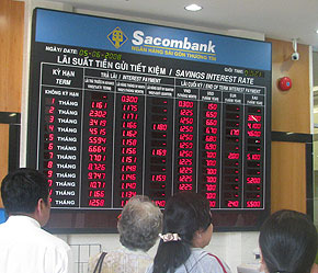 Từ tháng 9/2008, Sacombank cũng đã điều chỉnh giảm lãi suất cho vay xuống còn 19,8%/năm đối với các doanh nghiệp có dự án kinh doanh khả thi và có quan hệ hợp tác tốt lâu năm với ngân hàng.