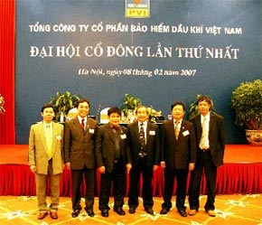 Hội đồng Quản trị của PVI. Từ trái sang phải: ông Tôn Thiện Việt, ông Nguyễn Anh Tuấn, ông Trần Văn Kim, ông Lương Đức Hảo (đại diện Tập đoàn Dầu khí), ông Lê Văn Hùng, ông Nguyễn Tiến Dũng.