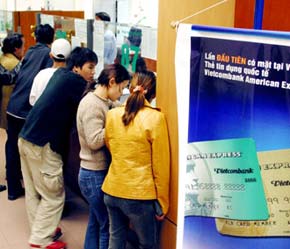 Giao dịch tại Vietcombank.