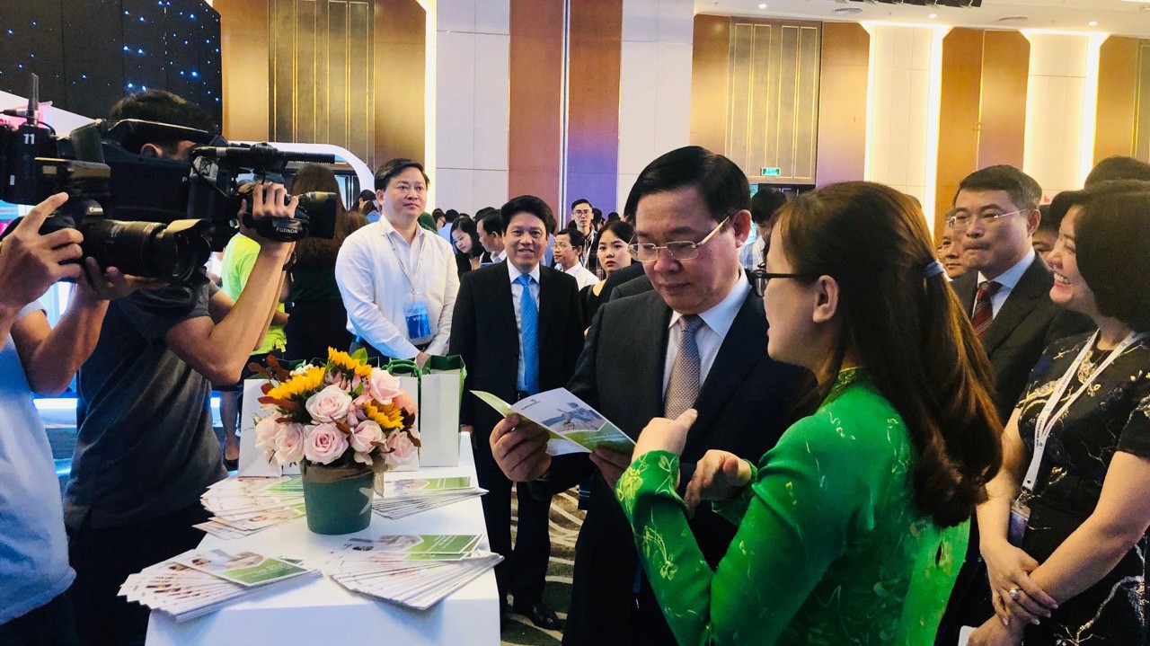 Phó Thủ tướng đang nghe giới thiệu về các dịch vụ của Vietcombank