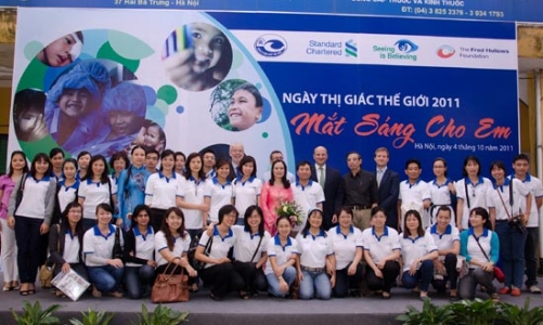 Ngân hàng Standard Chartered thực hiện lời hứa toàn cầu tại Việt Nam 