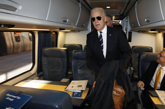 Phó tổng thống Mỹ trên chuyến tàu cao tốc của Amtrak - Ảnh: Reuters.