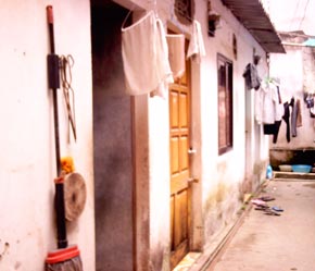 “Bây giờ, những người thu nhập thấp đến Hà Nội ngày một đông, vì vậy, việc thiếu nhà trọ là tất yếu”.