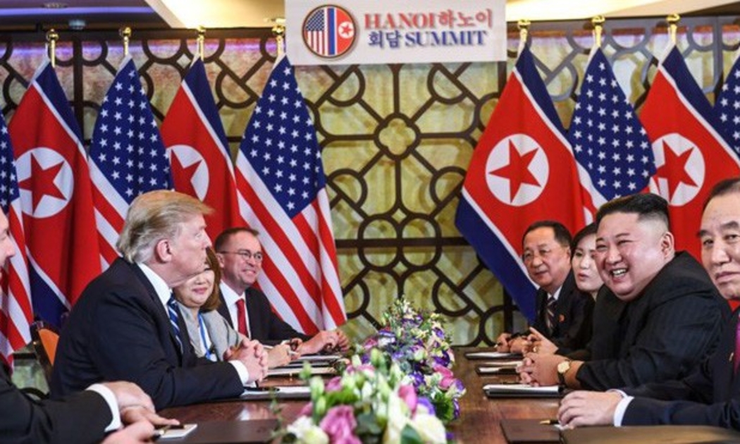 Tổng thống Mỹ Donald Trump, Chủ tịch Triều Tiên Kim Jong Un, cùng các quan chức cấp cao hai nước trong cuộc họp mở rộng tại Hà Nội sáng 28/2 - Ảnh: AFP.