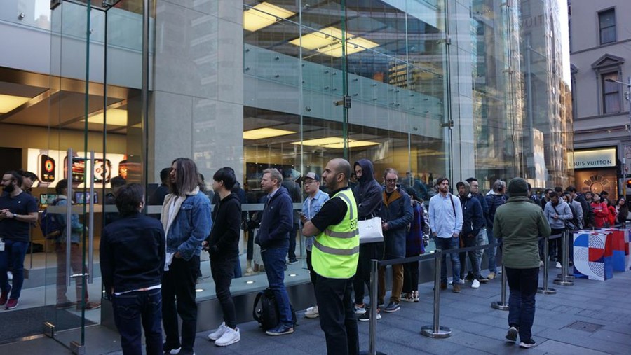 Chùm ảnh xếp hàng mua iPhone mới ra mắt trên thế giới - Ảnh 11.