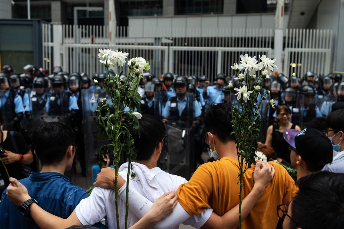 Biển người biểu tình vây tòa nhà nghị viện Hong Kong - Ảnh 15.