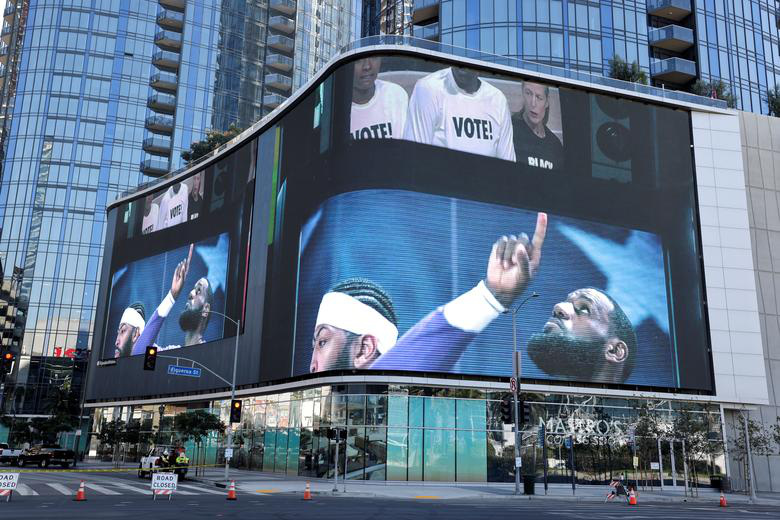 Biển quảng cáo với hình ảnh ngôi sao bóng rổ LeBron James kêu gọi người dân Mỹ đi bầu cử được hiển thị tại trung tâm thể thao Staples Center, Los Angeles, California.