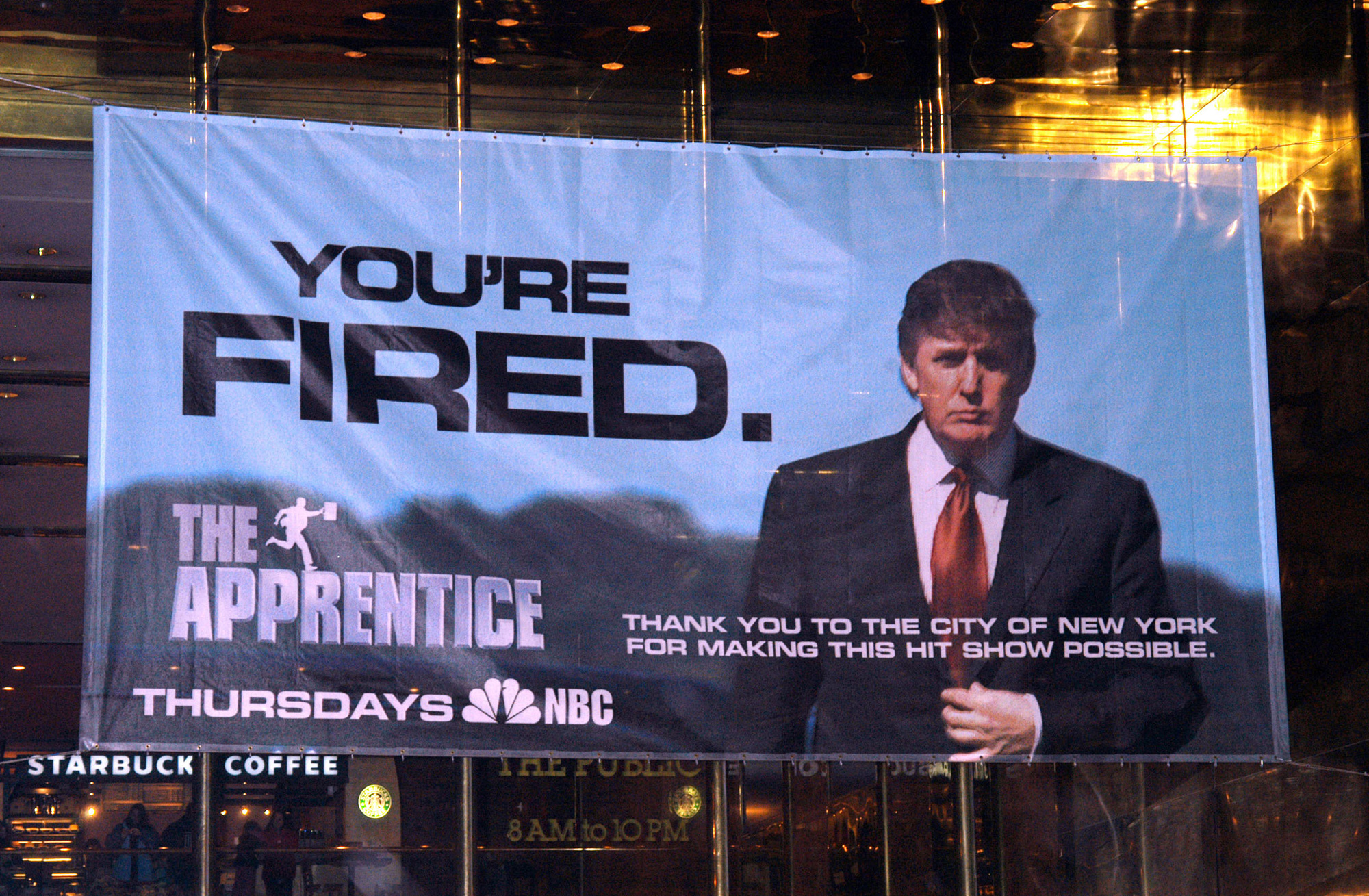 Một tấm banner được treo tại Trump Tower, thành phố New York để quảng cáo cho chương trình thực tế 