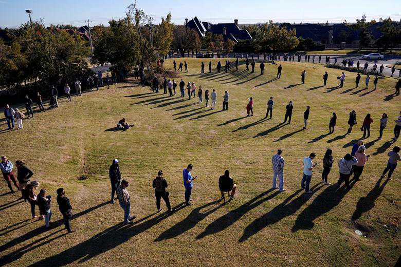 Cử tri xếp hàng chờ tới lượt bỏ phiếu tại một nhà thở Oklahoma City - Ảnh: Reuters.