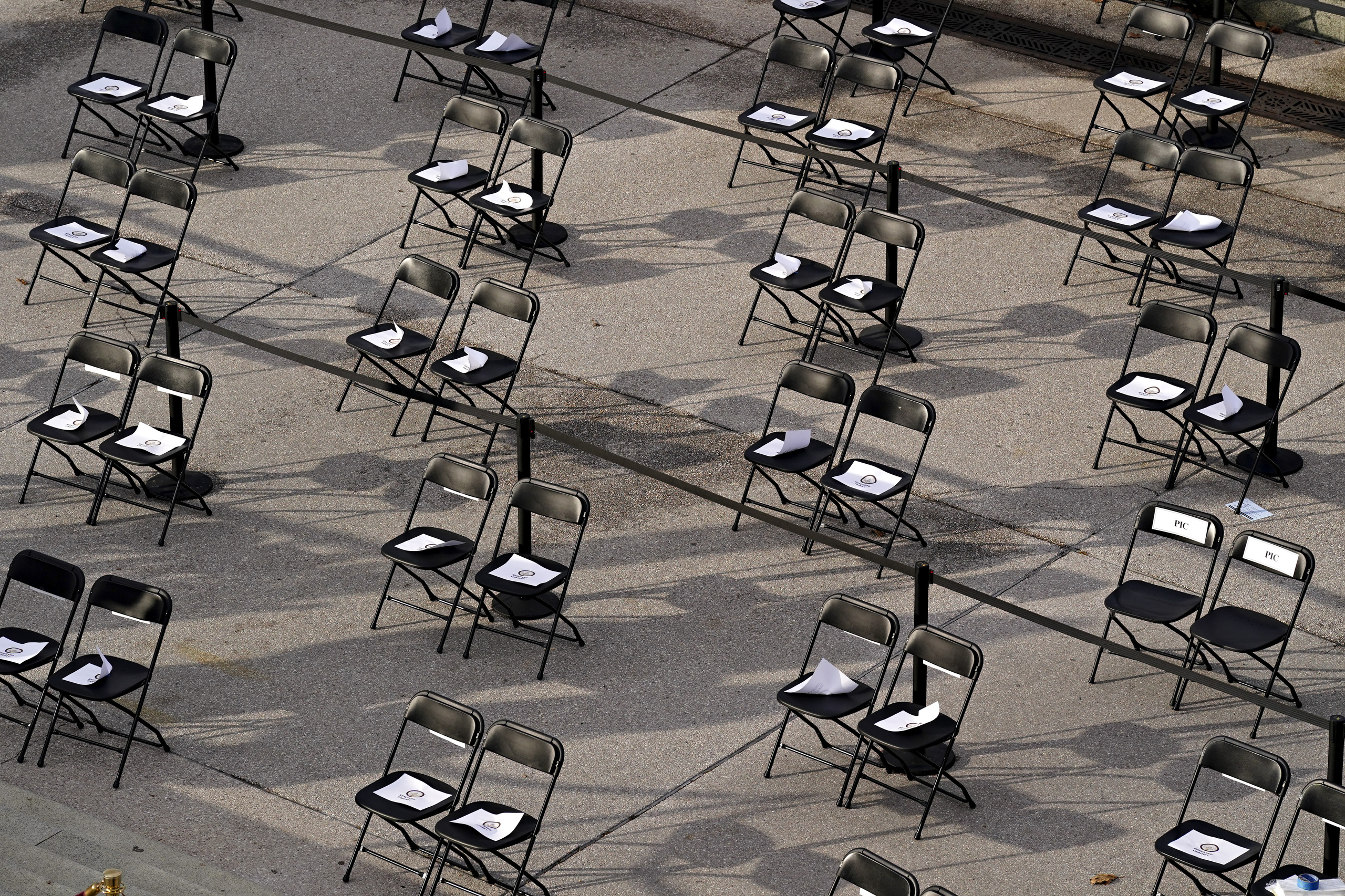 Lễ nhậm chức của ông Biden diễn ra trong bối cảnh dịch bệnh Covid-19 diễn biến phức tạp tại Mỹ với hơn 400.000 ca tử vong. Do đó, sự kiện được tổ chức với số lượng khách mời hạn chế và công viên National Mall được đóng cửa để hạn chế dân chúng tới theo dõi buổi lễ - Ảnh: AP