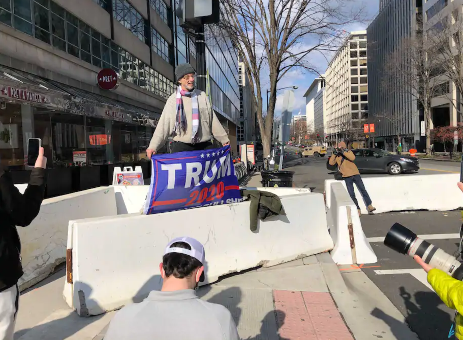 Một người ủng hộ ông Trump xuất hiện tại đường phố Washington, mang theo cờ trong chiến dịch tranh cử của cựu tổng thống. “Tôi sợ chết khiếp khi đứng ở đây, nhưng cũng sợ nếu như không làm gì cả