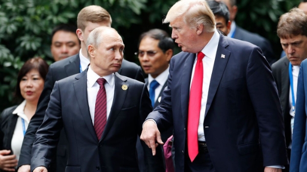 Ông Trump và ông Putin trò chuyện khi chụp ảnh lưu niệm ở Đà Nẵng