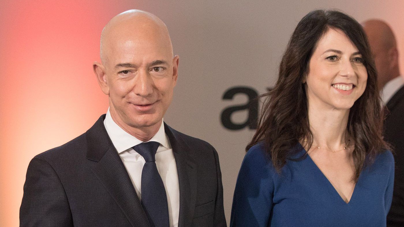 Jeff Bezos và vợ - Ảnh: DPA.
