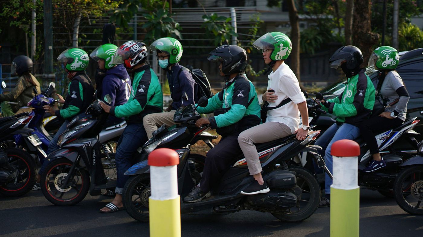 Go-Jek hiện cung cấp hơn 20 dịch vụ theo yêu cầu trên nền tảng của mình, từ giao đồ ăn cho tới gọi taxi, tại Đông Nam Á - Ảnh: Bloomberg.