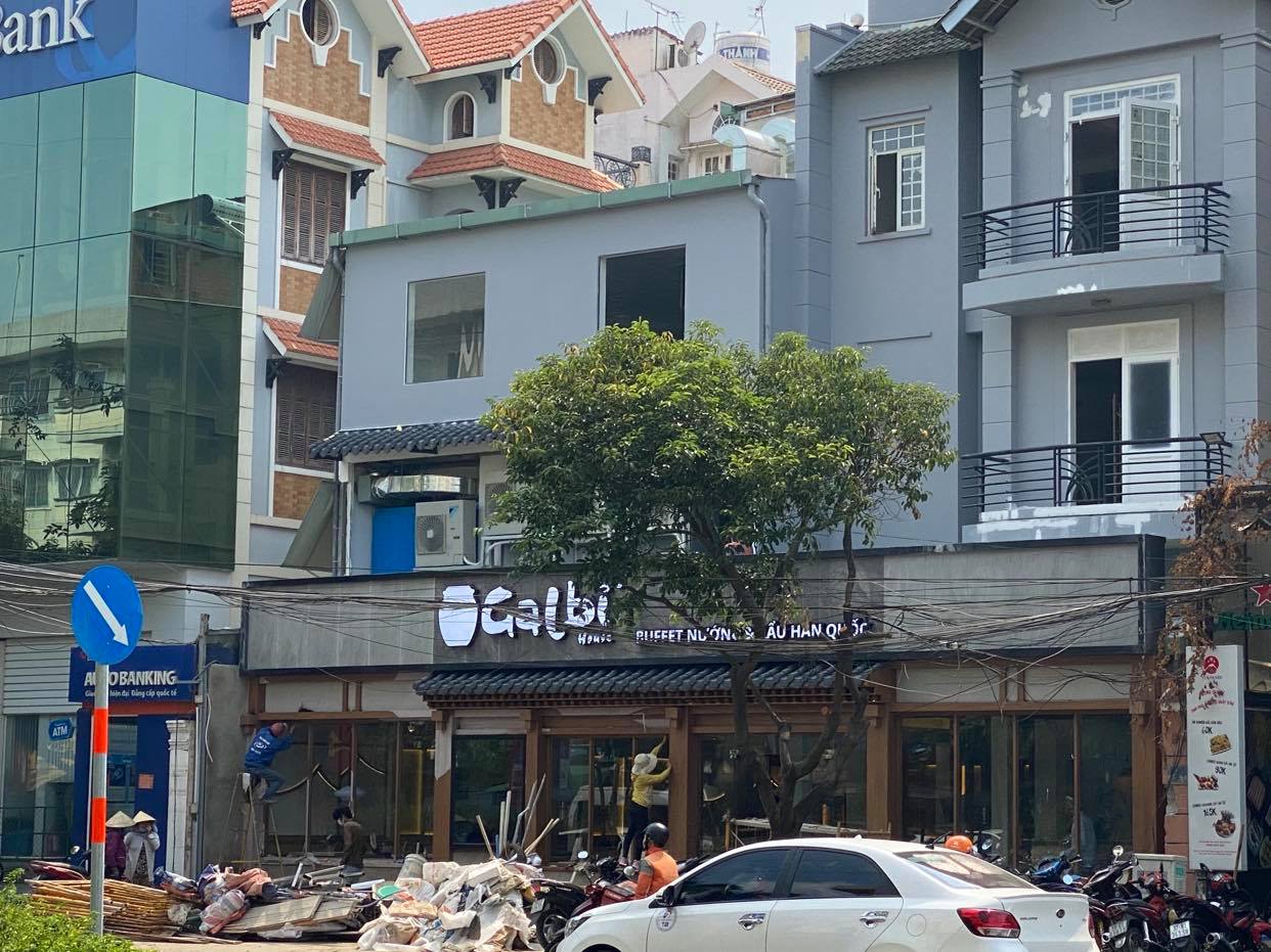 Bên thuê mới đang tiến hành sửa chữa, lắp đặt nhà hàng cho một cơ sở nhà phố trên đường Phan Xích Long, Q. Phú Nhuận, Tp. HCM