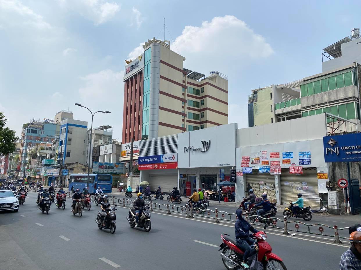Ở thời điểm quý 2/2020, trên đường Phan Đăng Lưu ước tính có gần 20 cơ sở nhà phố treo biển 