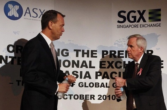 Giám đốc điều hành (CEO) Magnus Bocker của SGX (bên phải) và CEO Robert Elstone của ASX tại cuộc họp báo về vụ sáp nhập - Ảnh: Reuters.