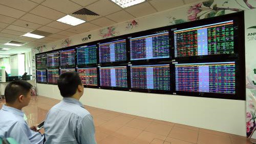 Theo quy định hiện hành, nhà đầu tư khi giao dịch (mua/bán) sẽ chịu mức phí tối thiểu 0,15% và trong đó Sở Giao dịch sẽ thu về 0,03% tổng giá trị mỗi giao dịch.