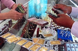 Việc các ngân hàng thương mại nâng mạnh giá giao dịch USD là một nhân tố quan trọng đẩy giá vàng trong nước tăng cao.