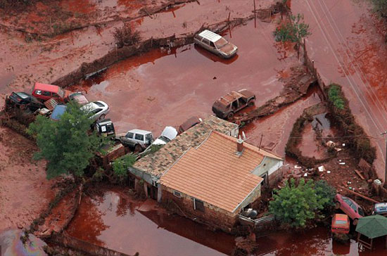 Bùn đỏ tràn ngập khắp nơi - Ảnh: AP.