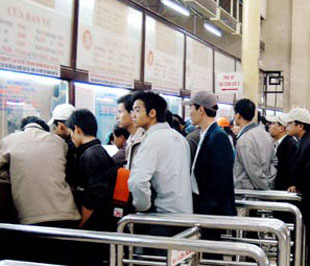 Xếp hàng mua vé tàu tại Ga Hà Nội.