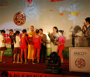 Tại buổi lễ, khoảng 100 triệu đồng đã được trao cho quỹ qua chương trình khuyến mãi ra mắt sản phẩm mới.