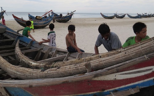 Bộ Tài chính cấp kinh phí để các bộ, ngành thực hiện các nhiệm vụ được 
giao và cấp kinh phí theo tiến độ chi trả của các tỉnh; theo dõi, giám 
sát, kiểm tra việc chi trả tiền bồi thường, hỗ trợ thiệt hại của các 
tỉnh đảm bảo đúng quy định.<br>