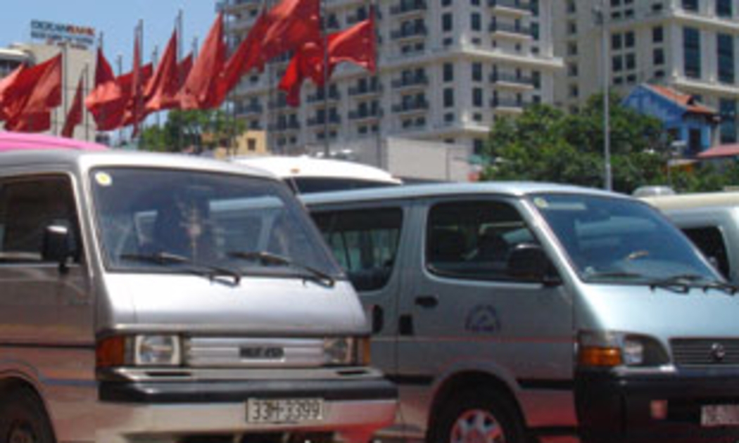 Các đơn vị vận tải hành khách theo tuyến cố định, vận tải hành khách bằng xe buýt hoặc taxi phải đảm bảo mọi hành khách có vé theo đúng giá đã kê khai, niêm yết.