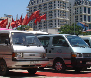 Các đơn vị vận tải hành khách theo tuyến cố định, vận tải hành khách bằng xe buýt hoặc taxi phải đảm bảo mọi hành khách có vé theo đúng giá đã kê khai, niêm yết.