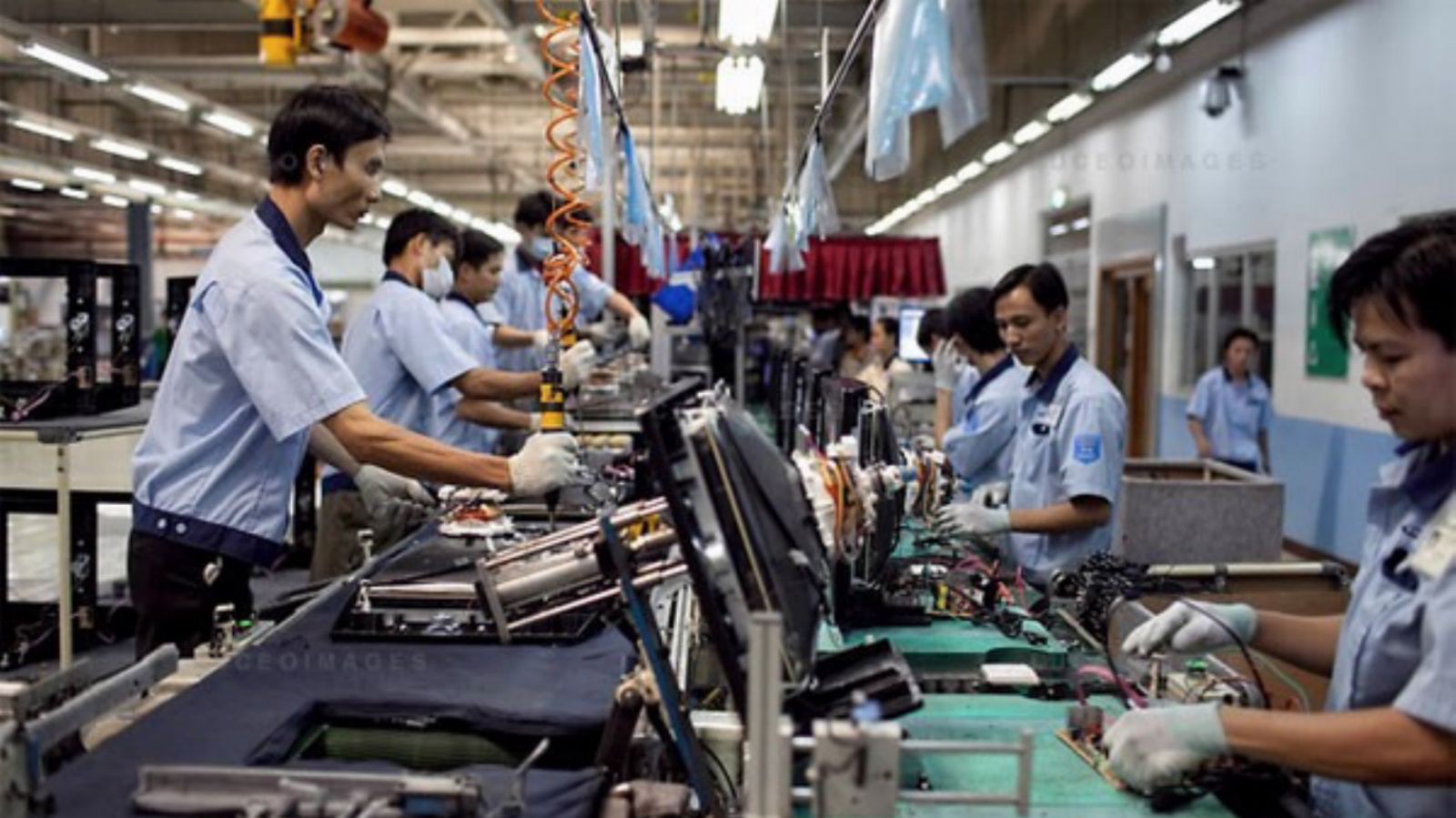 Công nghiệp có vai trò quan trọng hàng đầu trong tiến trình trở thành một nước công nghiệp theo hướng hiện đại.