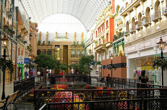 Một khi bước vào các trung tâm này, khách hàng sẽ mặc sức tiêu tiền và hưởng thụ - Ảnh: BI.