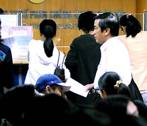 Khuôn mặt đăm chiêu của một nhà đầu tư tại sàn giao dịch của Chứng khoán Bảo Việt - Ảnh: Việt Tuấn.