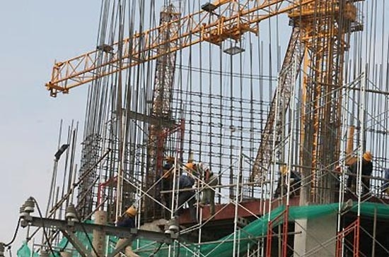 Một công trình đang được xây tại quận Bình Thạnh, Tp.HCM. Hiện đã có quy định cho phép các bên trong một số trường hợp cụ thể được điều chỉnh giá hợp đồng do có sự biến động về giá vật liệu sử dụng trong xây dựng - Ảnh: Lê Toàn.