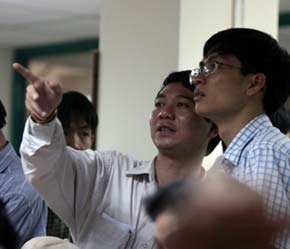 Ngay đợt 1 phiên này, VN-Index đã đảo chiều, tăng 5,6 điểm. Màu xanh đã tràn ngập trên bảng giao dịch, có ở 80 mã - Ảnh: Việt Tuấn.