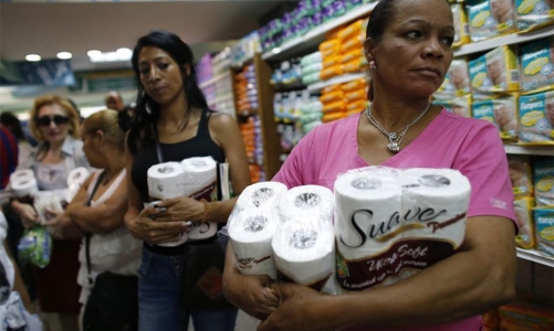 Cận cảnh dân Venezuela xếp hàng dài chờ mua thực phẩm