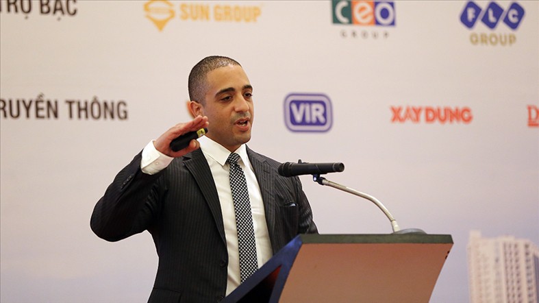 Ông Michael Piro, Giám đốc điều hành Indochina Capital cho rằng, dù du lịch biển Việt Nam đang có bức tranh khá sáng sủa và đầy triển vọng, nhưng có không ít vấn đề các nhà đầu tư phải cẩn trọng, bao gồm cả những biến động về kinh tế, chính trị và câu chuyện bảo vệ môi trường biển.