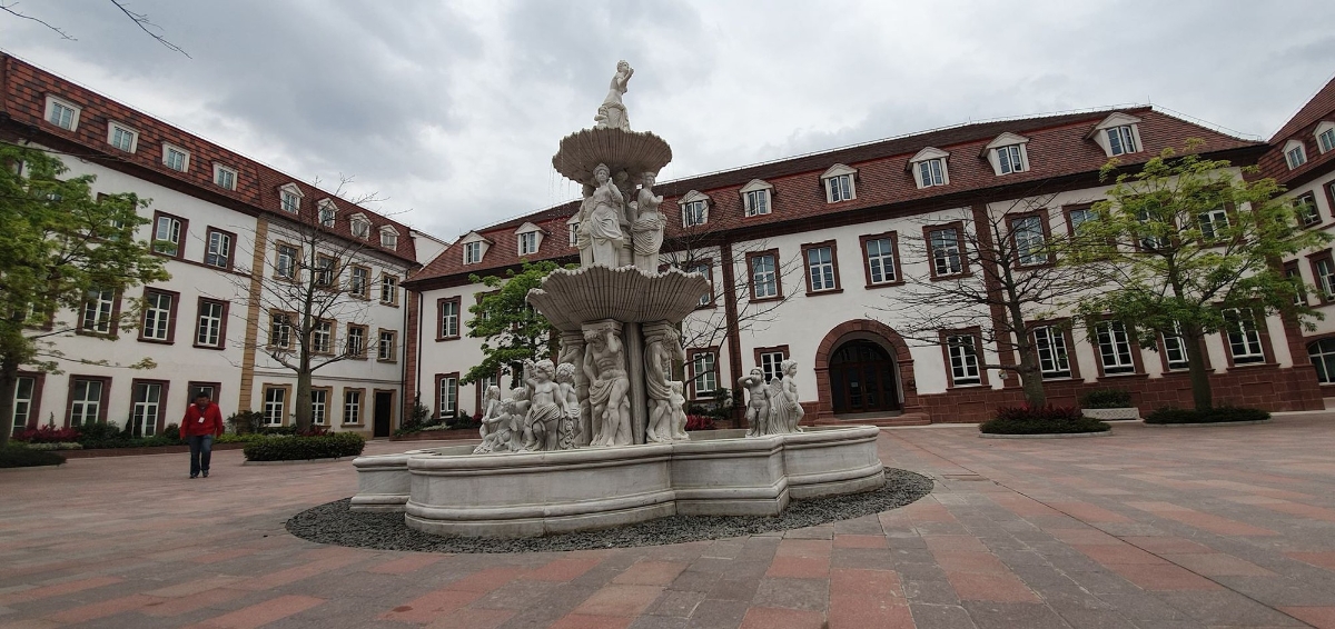 Cận cảnh khu trụ sở 2 tỷ USD mang phong cách châu Âu của Huawei - Ảnh 13.