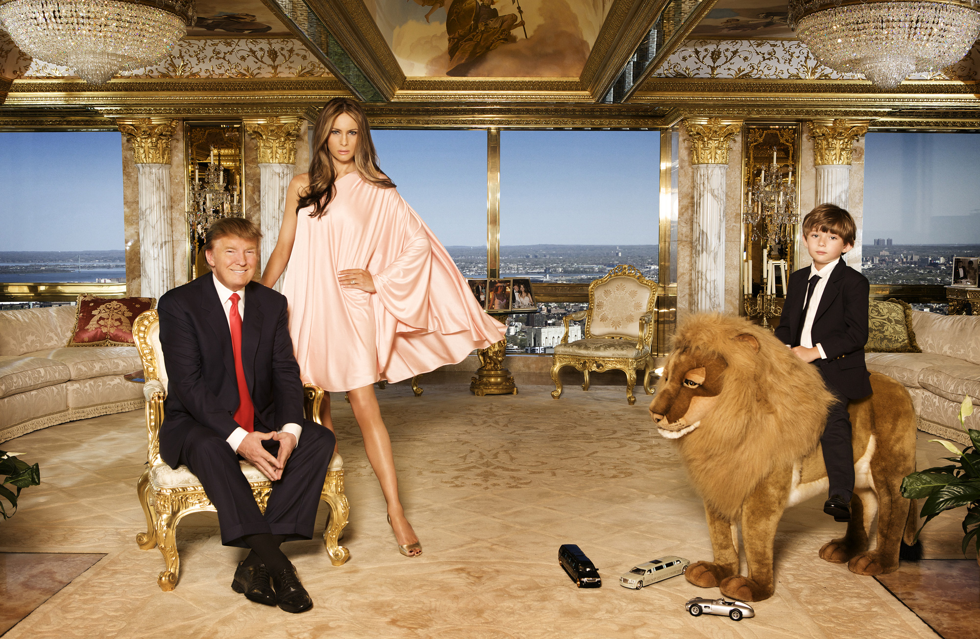 Ông Trump, Melania Trump và con trai Barron Trump chụp ảnh kỷ niệm tại căn hộ ở Manhattan, New York của gia đình ngày 14/4/2010 - Ảnh: Getty Images.