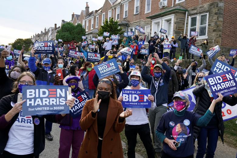 Người ủng hộ ứng viên Joe Biden ở Philadelphia, bang Pennsylvania - Ảnh: Reuters.
