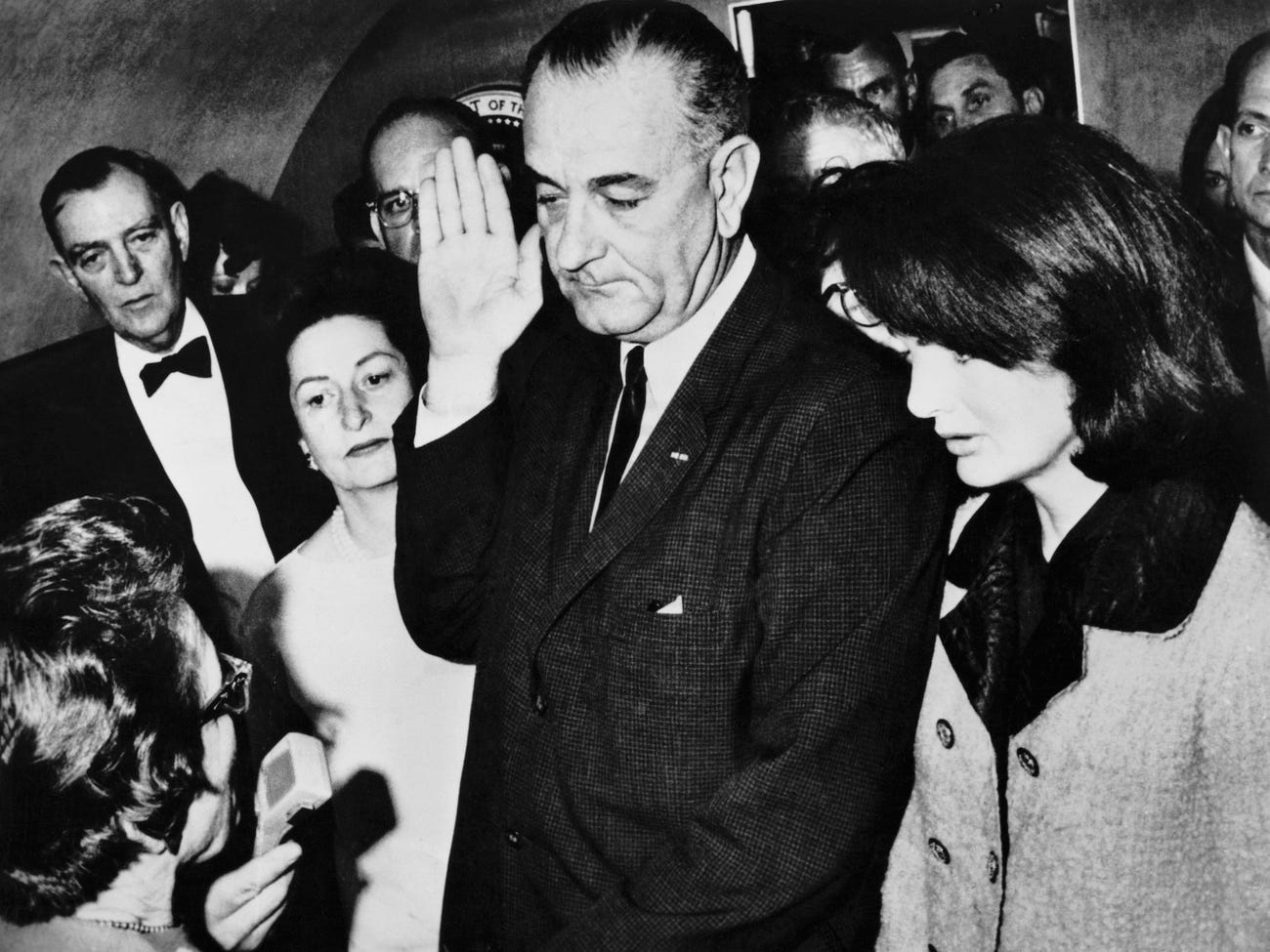 Phó Tổng thống Lyndon B. Johnson tuyên thệ nhậm chức tổng thống sau vụ ám sát Tổng thống John F. Kennedy - Ảnh: Getty
